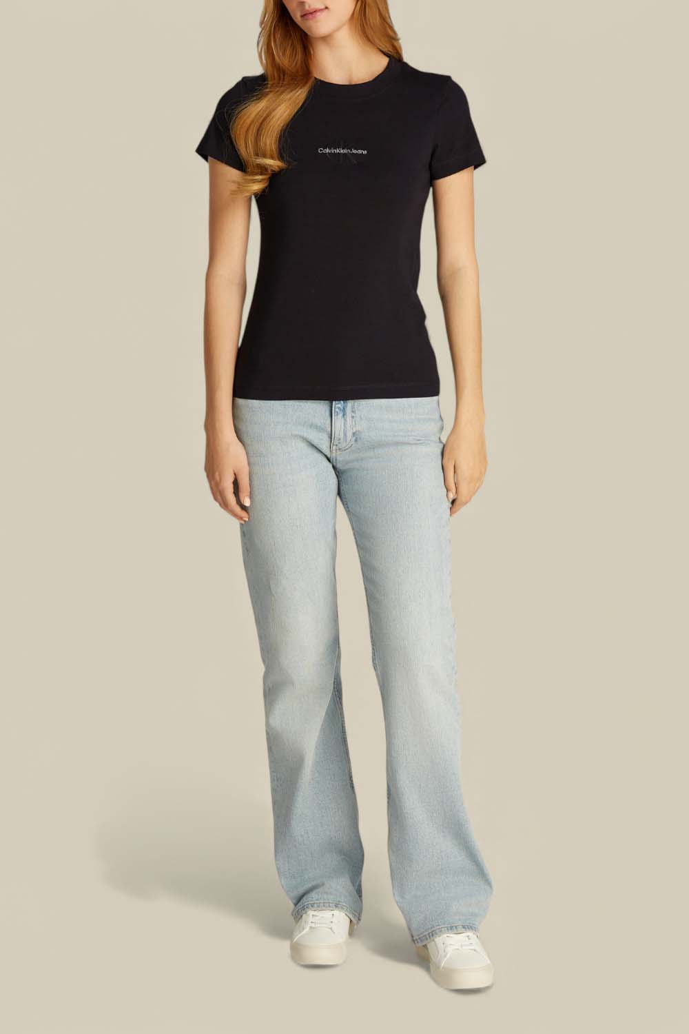 תמונת כל הלוק של חולצת טי